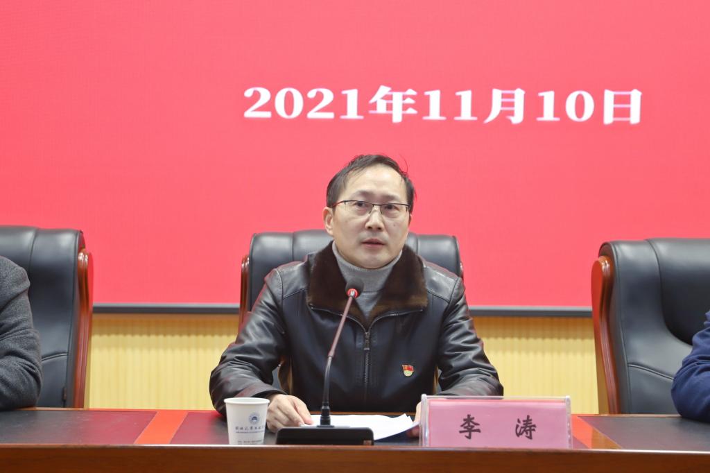 会议邀请了十堰市委宣传部理论教育科科长曹正军作专题报告.